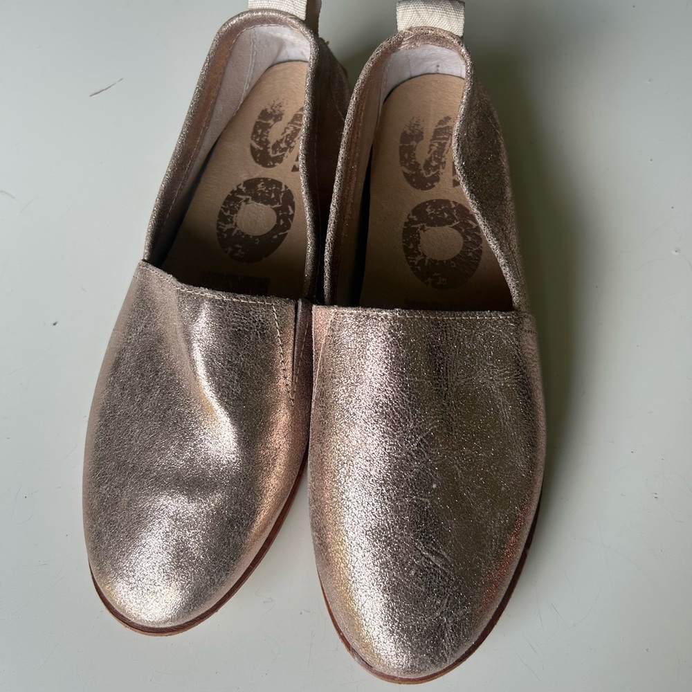 SOREL Ella Travel / Everyday Slip-On Flats In Metallic Champagne Pink (Size 7)